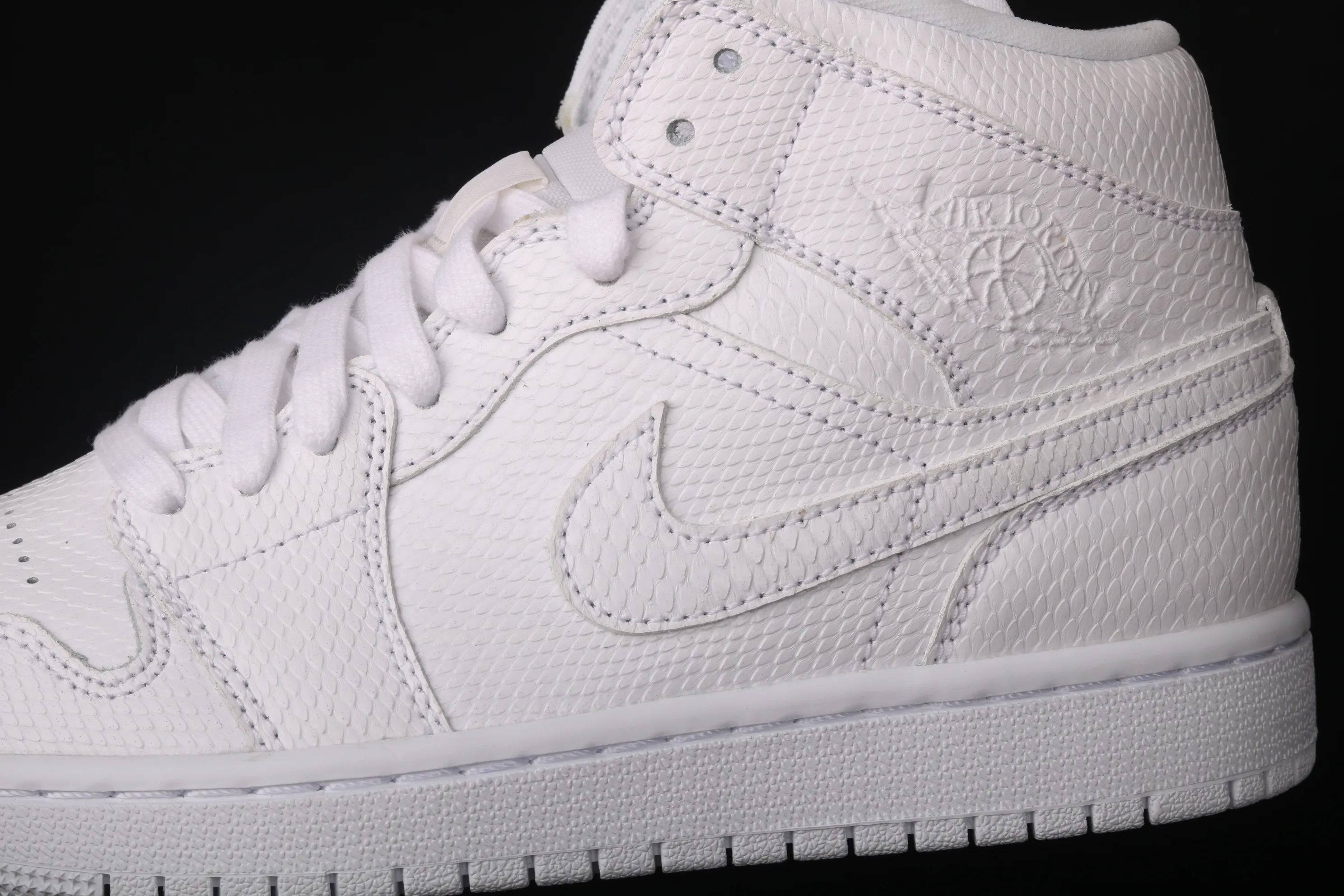 All categories Air Jordan Jordan series basketball shoes Air Jordan 1 Mid Air Jordan 1 Mid AJ1 Joe 1 snake pattern white mid-top basketball shoes series BQ6472-110